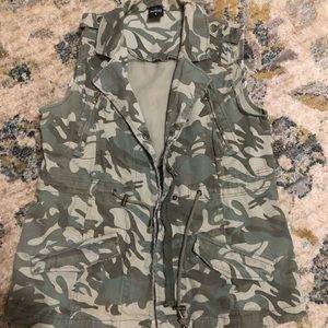 Almost Famous Camo Sleeveless Vest Jacket Size L
